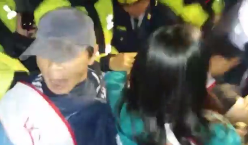 大觀自救會與警方發生衝突。 圖:翻攝大觀事件臉書 大觀自救會與警方發生衝突。 圖:翻攝大觀事件臉書