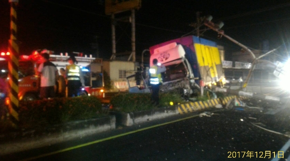 駕駛受困車內,現場並有電線掉落,影響交通,患者已送往枋寮醫院急救。 圖:屏東縣消防局/提供 駕駛受困車內,現場並有電線掉落,影響交通,患者已送往枋寮醫院急救。 圖:屏東縣消防局/提供