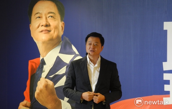 前台北縣長周錫瑋今天答覆媒體詢問時,藉機諷侯友宜「拿黨旗才代表真正支持這個政黨」。 圖:王峻昌/攝 前台北縣長周錫瑋今天答覆媒體詢問時,藉機諷侯友宜「拿黨旗才代表真正支持這個政黨」。 圖:王峻昌/攝