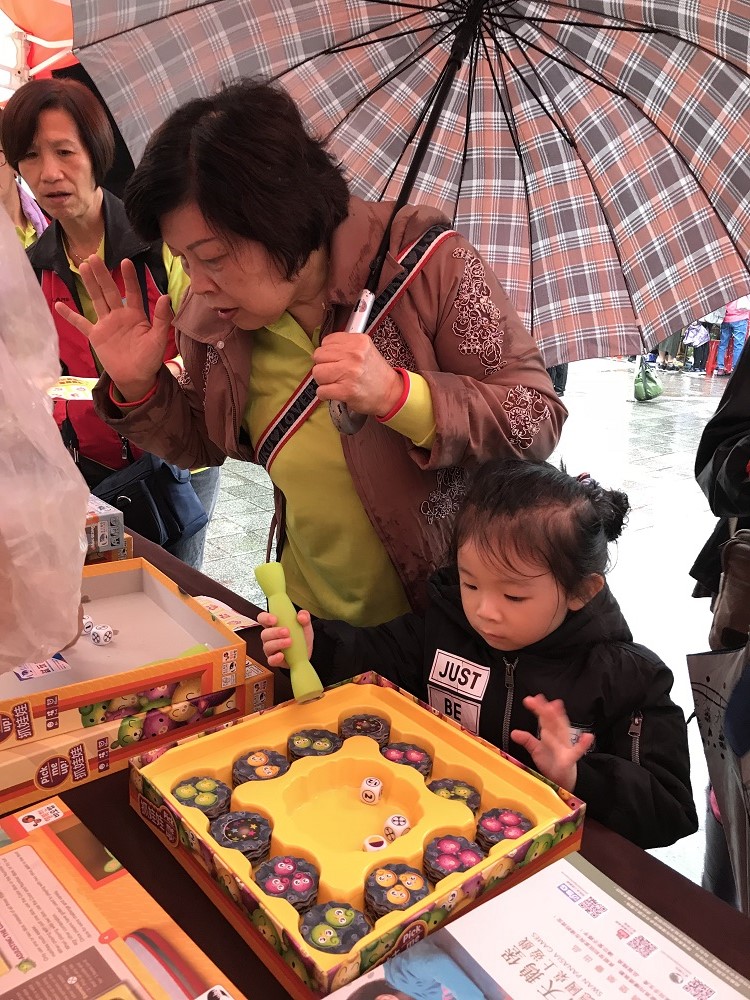 老幼共學參與新北市衛生局樂活健腦巴士園遊會闖關活動。 圖:新北市衛生局/提供 老幼共學參與新北市衛生局樂活健腦巴士園遊會闖關活動。 圖:新北市衛生局/提供