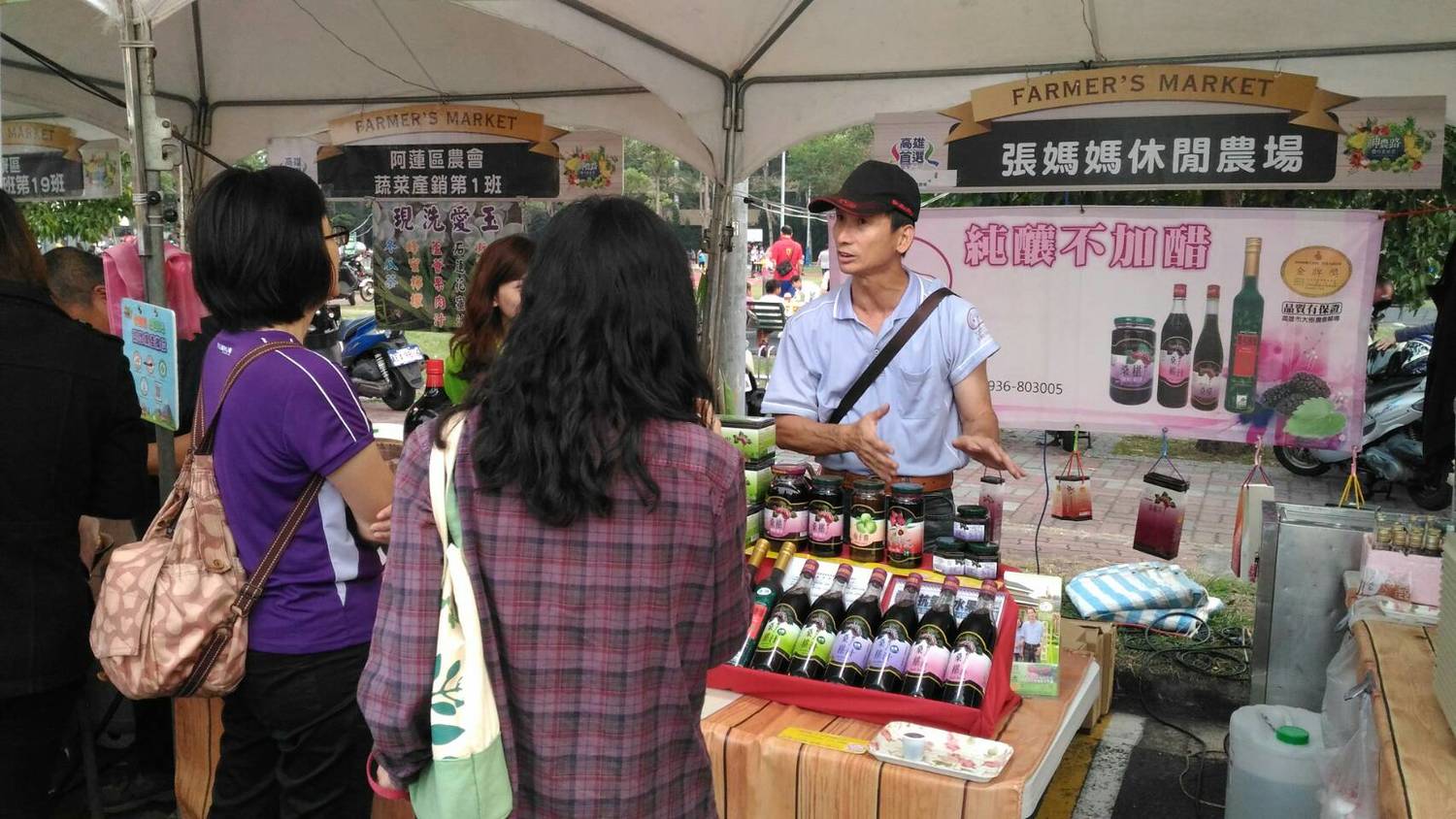 神農市集展售農特產品以高品質、高水準、最天然、最實在的農產食材呈現給廣大的消費者。 圖:高雄市農業局/提供 神農市集展售農特產品以高品質、高水準、最天然、最實在的農產食材呈現給廣大的消費者。 圖:高雄市農業局/提供