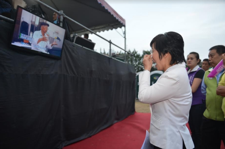 曾擔任耀伯國會助理的劉世芳於影片播映時也不禁哽咽。 曾擔任耀伯國會助理的劉世芳於影片播映時也不禁哽咽。