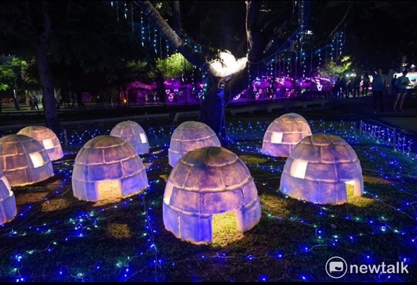 全台各區都洋溢著聖誕的氣息,今年屏東縣也不落人後,首次將百年歷史的屏東公園舊酒新瓶裝,將展出時下最夯的北歐風裝飾。屏東縣府表示,歡迎明眾前往屏東公園椰林大道入口,聖誕節活動於12/2正式開始! 全台各區都洋溢著聖誕的氣息,今年屏東縣也不落人後,首次將百年歷史的屏東公園舊酒新瓶裝,將展出時下最夯的北歐風裝飾。屏東縣府表示,歡迎明眾前往屏東公園椰林大道入口,聖誕節活動於12/2正式開始!
