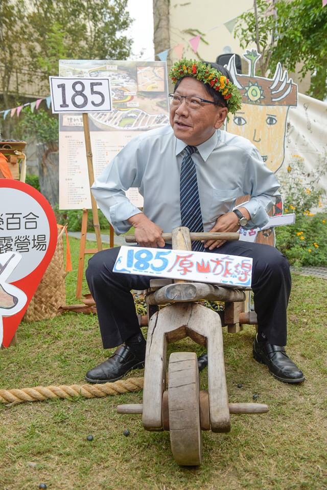 屏東縣政府將於12月16日、17日在原鄉部落的5所校園露營舉辦「聯合大露營」,屏東縣長潘孟安乘坐木製的小型腳踏車。 圖:屏東縣政府/提供 屏東縣政府將於12月16日、17日在原鄉部落的5所校園露營舉辦「聯合大露營」,屏東縣長潘孟安乘坐木製的小型腳踏車。 圖:屏東縣政府/提供
