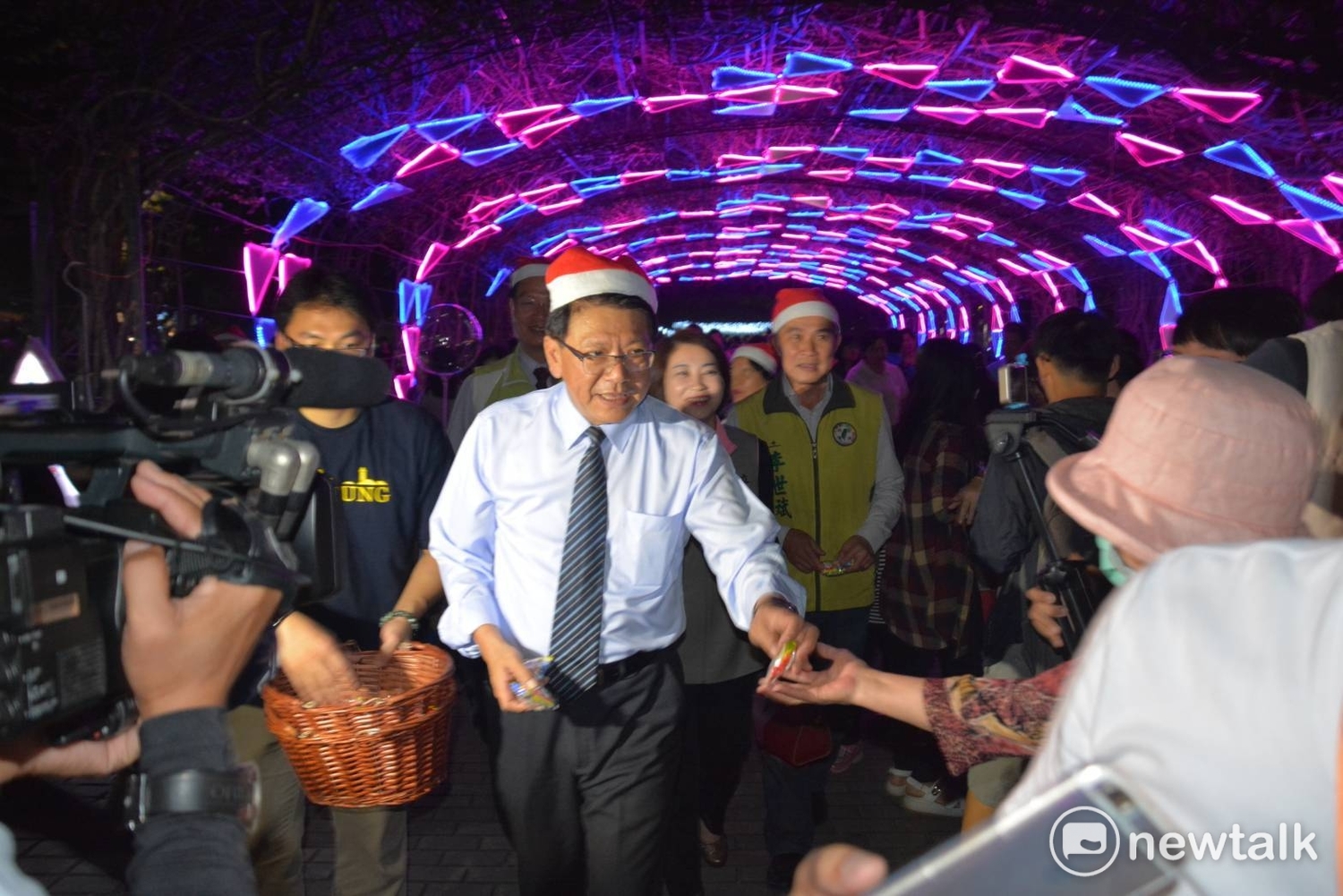 全台各區都洋溢著聖誕的氣息,今年屏東縣也不落人後,首次將百年歷史的屏東公園舊酒新瓶裝,將展出時下最夯的北歐風裝飾。屏東縣府表示,歡迎明眾前往屏東公園椰林大道入口,聖誕節活動於12/2正式開始! 全台各區都洋溢著聖誕的氣息,今年屏東縣也不落人後,首次將百年歷史的屏東公園舊酒新瓶裝,將展出時下最夯的北歐風裝飾。屏東縣府表示,歡迎明眾前往屏東公園椰林大道入口,聖誕節活動於12/2正式開始!