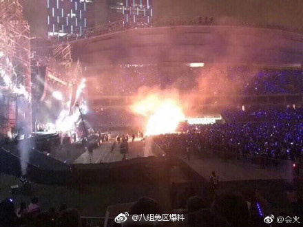 火勢竄起一度達兩層樓高,所幸消防人員及時救火,火勢迅速獲得控制,並未造成人員傷亡,演唱會也繼續順利舉行,未受影響。 圖:翻攝自八組兔區爆料微博 火勢竄起一度達兩層樓高,所幸消防人員及時救火,火勢迅速獲得控制,並未造成人員傷亡,演唱會也繼續順利舉行,未受影響。 圖:翻攝自八組兔區爆料微博