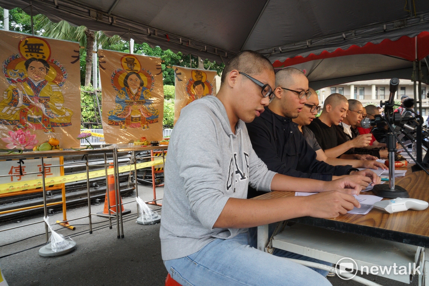 不滿勞基法修惡,勞團與青年團體發起「過勞大悲功德大法會-集誦勞基法經」,9位青年落髮抗議。 圖 : 張良一 / 攝 不滿勞基法修惡,勞團與青年團體發起「過勞大悲功德大法會-集誦勞基法經」,9位青年落髮抗議。 圖 : 張良一 / 攝