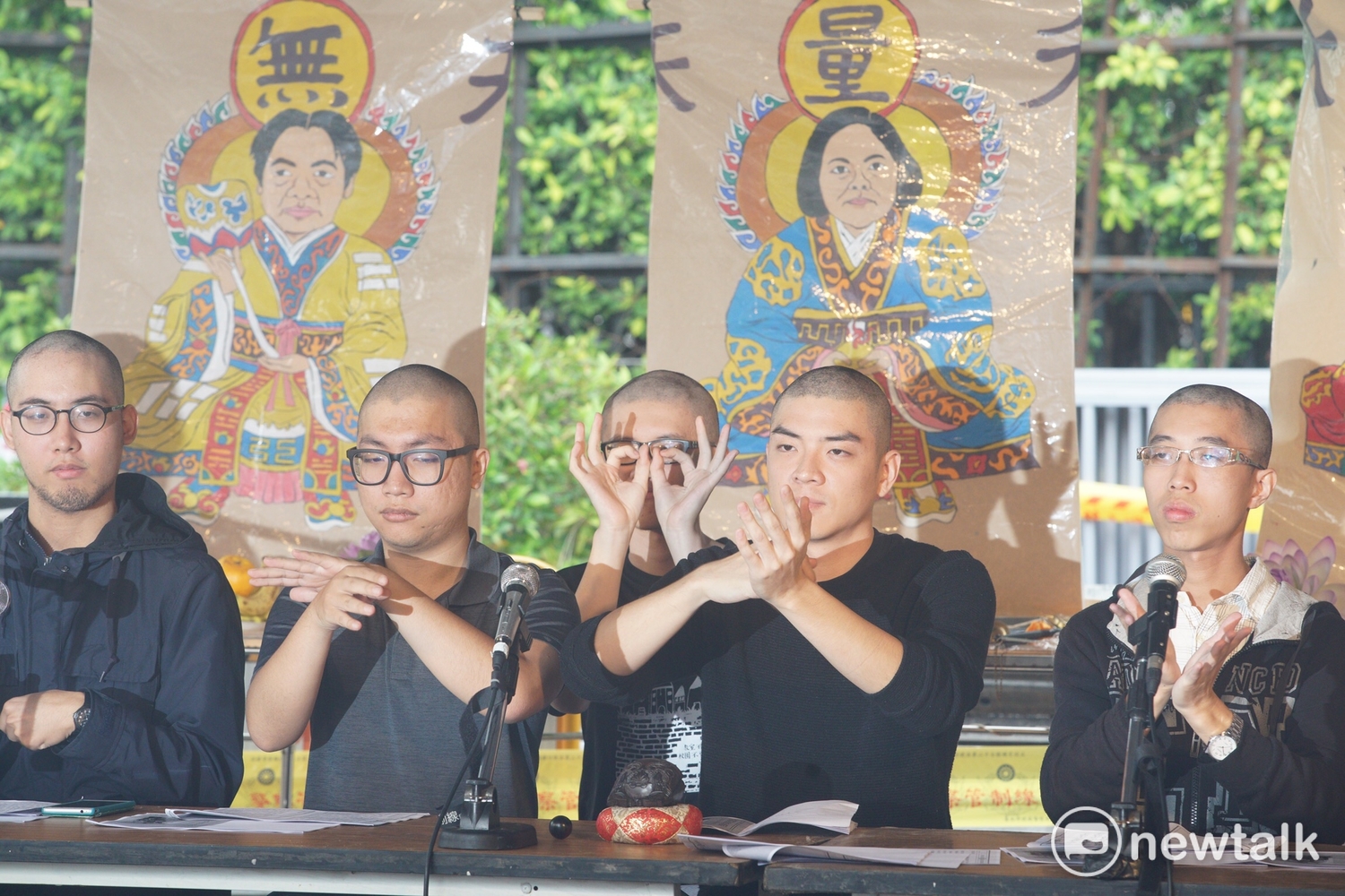 不滿勞基法修惡,勞團與青年團體發起「過勞大悲功德大法會-集誦勞基法經」,9位青年落髮後唱誦《勞基法經》 圖 : 張良一 / 攝 不滿勞基法修惡,勞團與青年團體發起「過勞大悲功德大法會-集誦勞基法經」,9位青年落髮後唱誦《勞基法經》 圖 : 張良一 / 攝