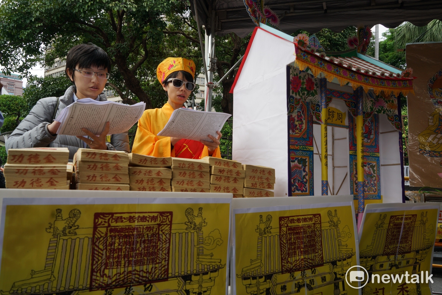 不滿勞基法修惡,勞團與青年團體發起「過勞大悲功德大法會-集誦勞基法經」,9位青年落髮後唱誦《勞基法經》。 圖 : 張良一 / 攝 不滿勞基法修惡,勞團與青年團體發起「過勞大悲功德大法會-集誦勞基法經」,9位青年落髮後唱誦《勞基法經》。 圖 : 張良一 / 攝
