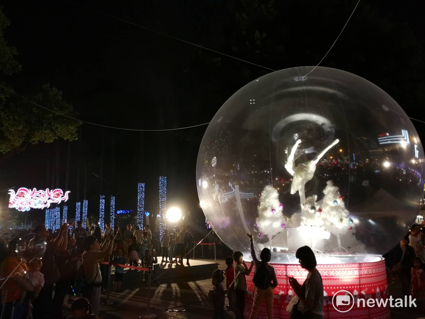 全台各區都洋溢著聖誕的氣息,今年屏東縣也不落人後,首次將百年歷史的屏東公園舊酒新瓶裝,將展出時下最夯的北歐風裝飾。屏東縣府表示,歡迎明眾前往屏東公園椰林大道入口,聖誕節活動於12/2正式開始! 全台各區都洋溢著聖誕的氣息,今年屏東縣也不落人後,首次將百年歷史的屏東公園舊酒新瓶裝,將展出時下最夯的北歐風裝飾。屏東縣府表示,歡迎明眾前往屏東公園椰林大道入口,聖誕節活動於12/2正式開始!