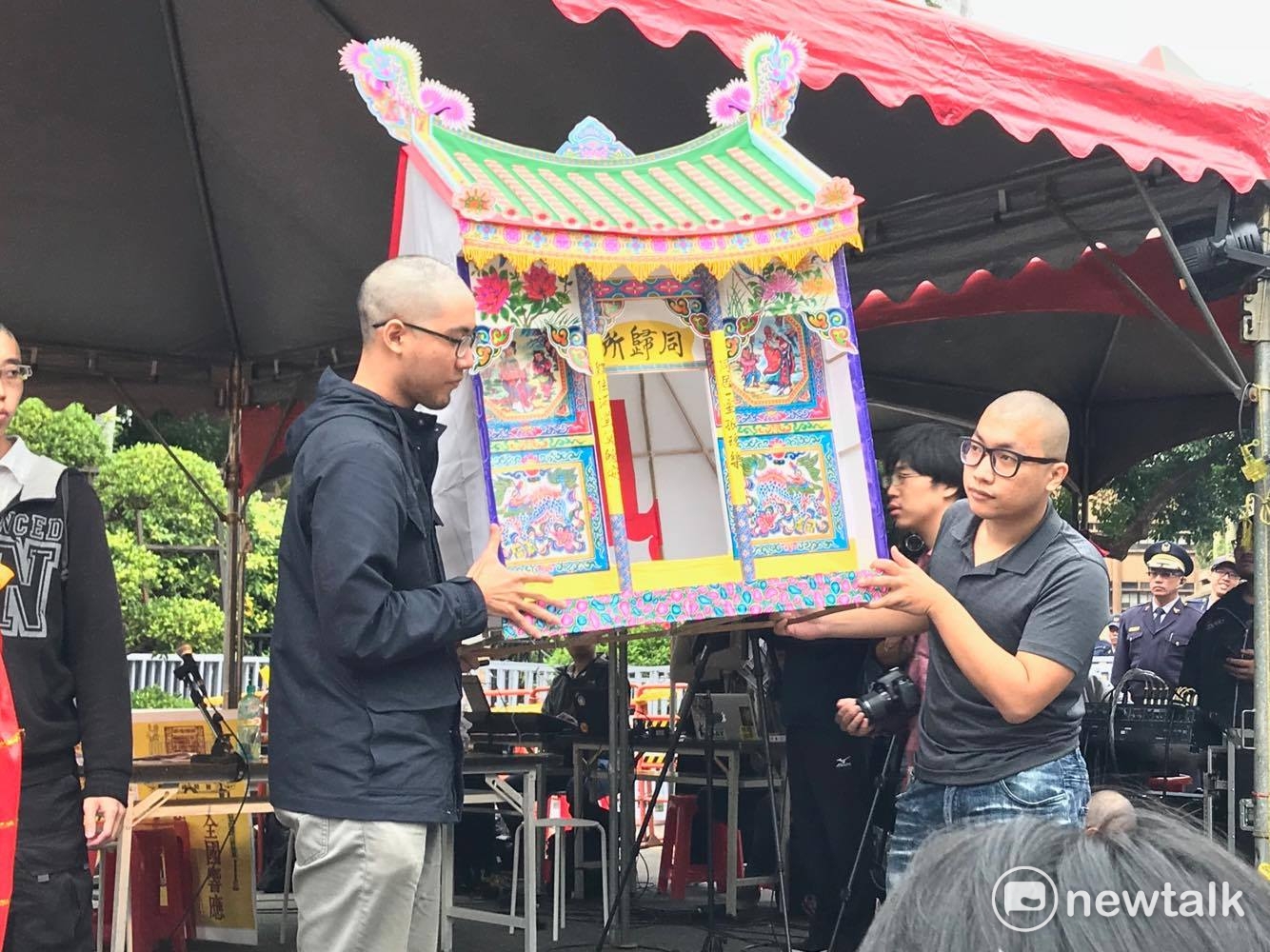 活動最後將紙紮屋燒毀。 圖:周煊惠 / 攝 活動最後將紙紮屋燒毀。 圖:周煊惠 / 攝