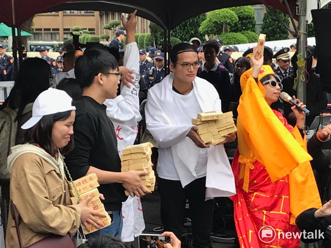 活動最終發放「功德金」,邀請大家將訴求寫在冥紙上寄給立委。 圖:周煊惠 / 攝 活動最終發放「功德金」,邀請大家將訴求寫在冥紙上寄給立委。 圖:周煊惠 / 攝