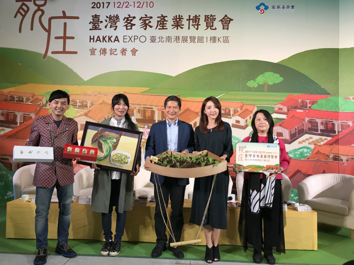 客委會主委李永得在106年台灣客家產業博覽會開幕當天出席致詞,與來賓一起參與活動。 圖:客委會提供 客委會主委李永得在106年台灣客家產業博覽會開幕當天出席致詞,與來賓一起參與活動。 圖:客委會提供