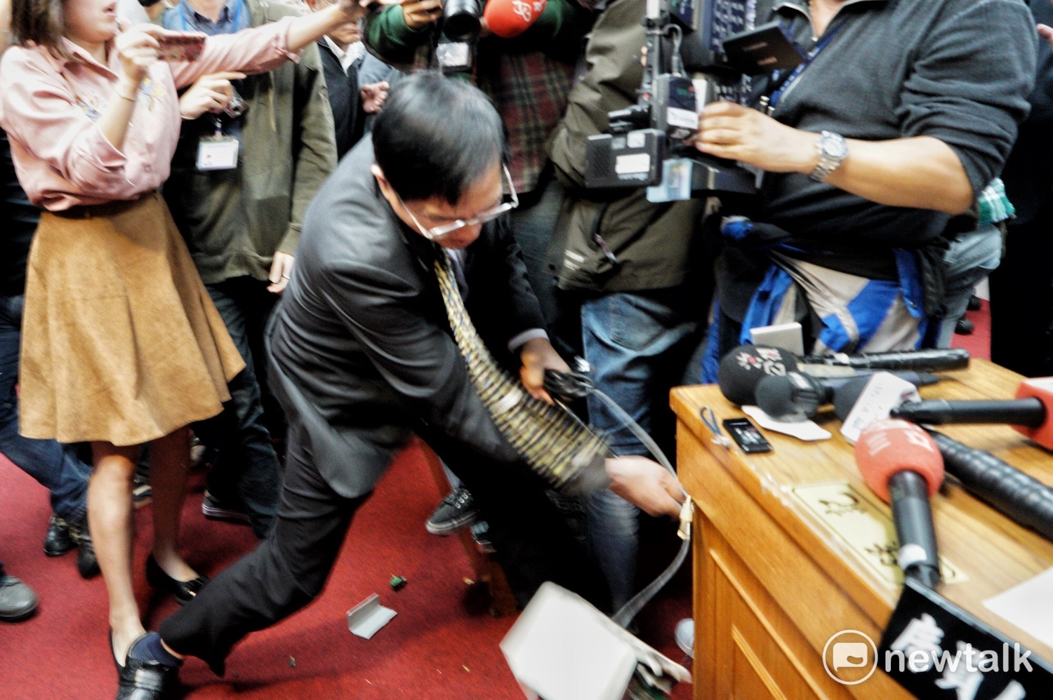 國民黨立委群起抗議,再度衝上主席台,藍委鄭天財則拿起計時器猛力往發言台砸,場面十分混亂。 圖:張良一/攝 國民黨立委群起抗議,再度衝上主席台,藍委鄭天財則拿起計時器猛力往發言台砸,場面十分混亂。 圖:張良一/攝