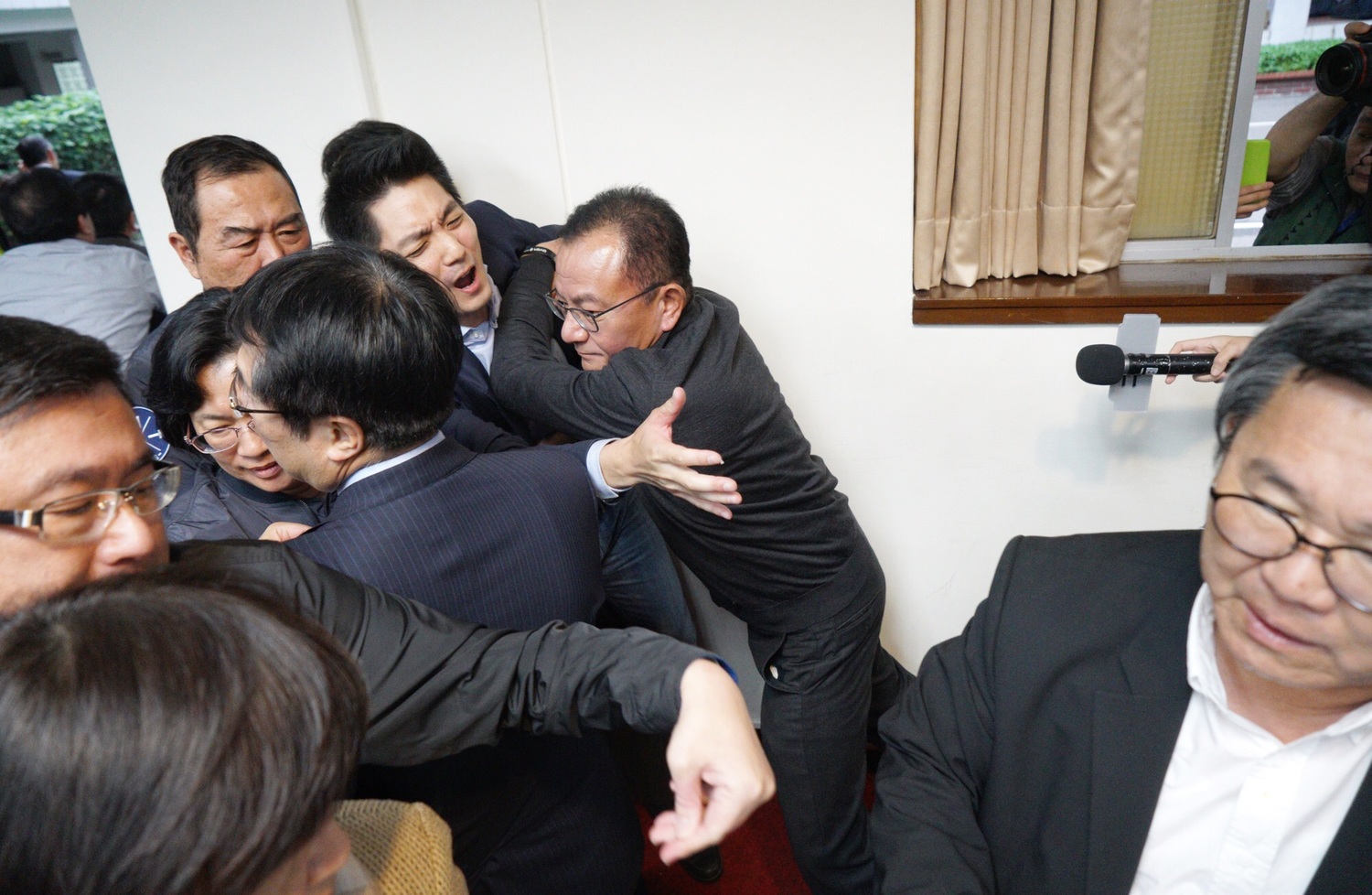 蔣萬安更說,每個委員都可以無限時間地發言,請尊重每位委員背後代表的是在為勞工發聲。 圖:張良一/攝 蔣萬安更說,每個委員都可以無限時間地發言,請尊重每位委員背後代表的是在為勞工發聲。 圖:張良一/攝
