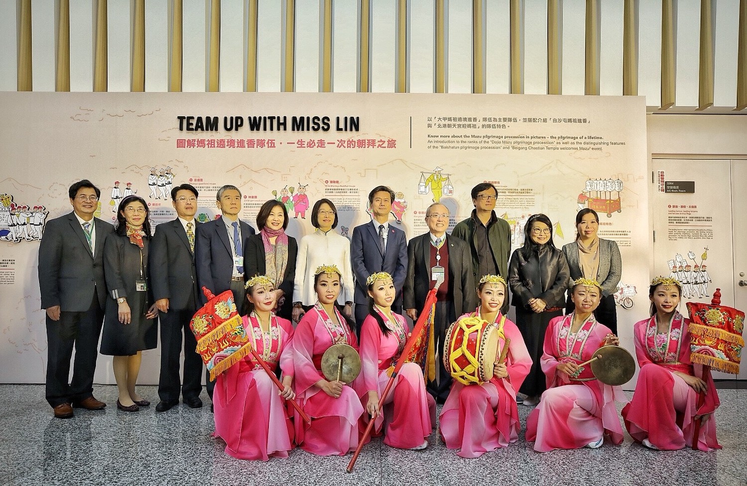 中華文化總會推出的「Hello, Miss Lin跨界女神」數位媽祖展,今天(4日)移駕中正機場第二航廈D4登機閘口前展出,讓國際旅客了解台灣媽祖文化和極具特色的繞境習俗。 圖:文化總會/提供 中華文化總會推出的「Hello, Miss Lin跨界女神」數位媽祖展,今天(4日)移駕中正機場第二航廈D4登機閘口前展出,讓國際旅客了解台灣媽祖文化和極具特色的繞境習俗。 圖:文化總會/提供
