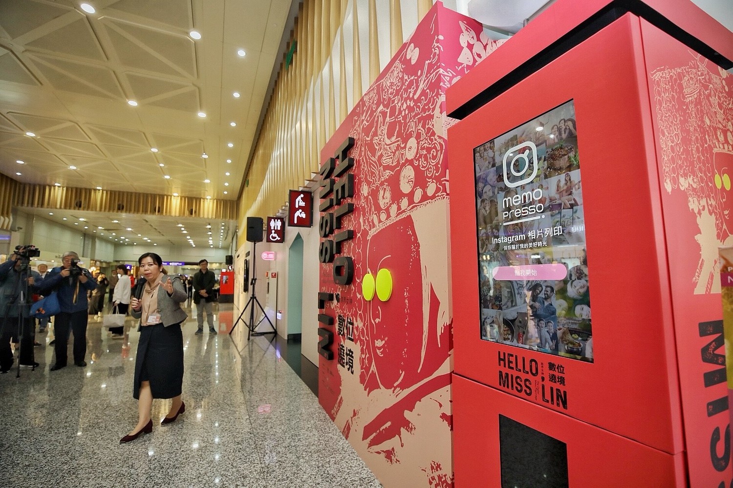 中華文化總會推出的「Hello, Miss Lin跨界女神」數位媽祖展,今天(4日)移駕中正機場展出,讓國際旅客了解台灣媽祖文化。 圖:文化總會/提供 中華文化總會推出的「Hello, Miss Lin跨界女神」數位媽祖展,今天(4日)移駕中正機場展出,讓國際旅客了解台灣媽祖文化。 圖:文化總會/提供
