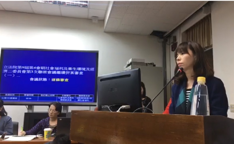 時代力量立委洪慈庸要求繼續質詢勞動部長林美珠,持續佔據發言台達2個小時,草案審查一度陷入停頓。 圖:翻攝洪慈庸臉書 時代力量立委洪慈庸要求繼續質詢勞動部長林美珠,持續佔據發言台達2個小時,草案審查一度陷入停頓。 圖:翻攝洪慈庸臉書