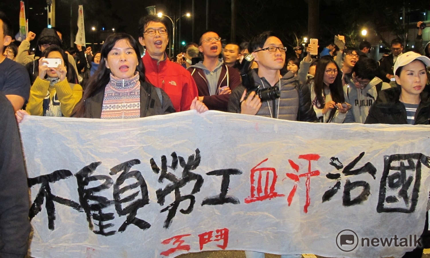 抗爭活動結束前,群眾揚言1個月後重返立法院。 圖:林朝億/攝 抗爭活動結束前,群眾揚言1個月後重返立法院。 圖:林朝億/攝