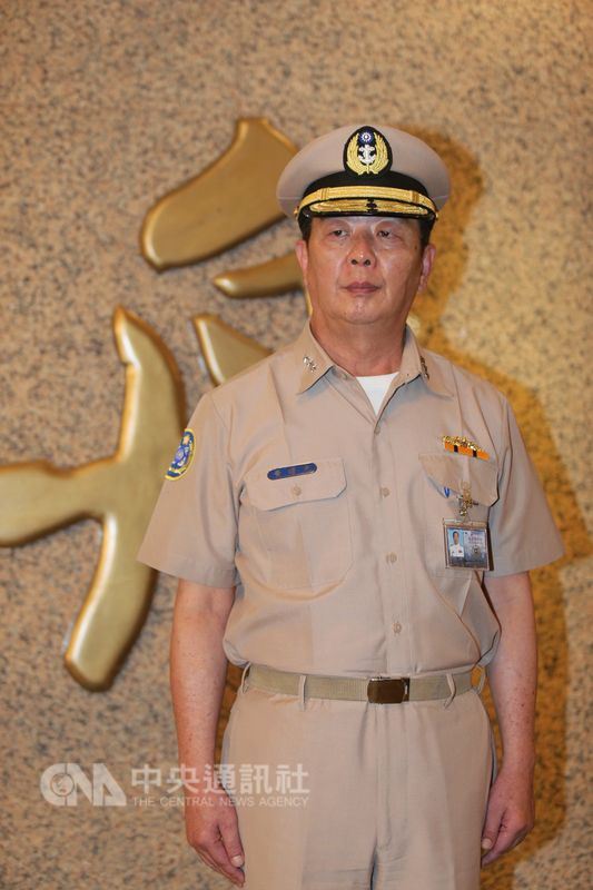 高雄地檢署5日上午指揮調查局傳喚海軍司令黃曙光(圖)等10多人,釐清慶富造船公司承造獵雷艦案第3期款項新台幣24億元撥款相關疑點。 圖 : 中央社 高雄地檢署5日上午指揮調查局傳喚海軍司令黃曙光(圖)等10多人,釐清慶富造船公司承造獵雷艦案第3期款項新台幣24億元撥款相關疑點。 圖 : 中央社