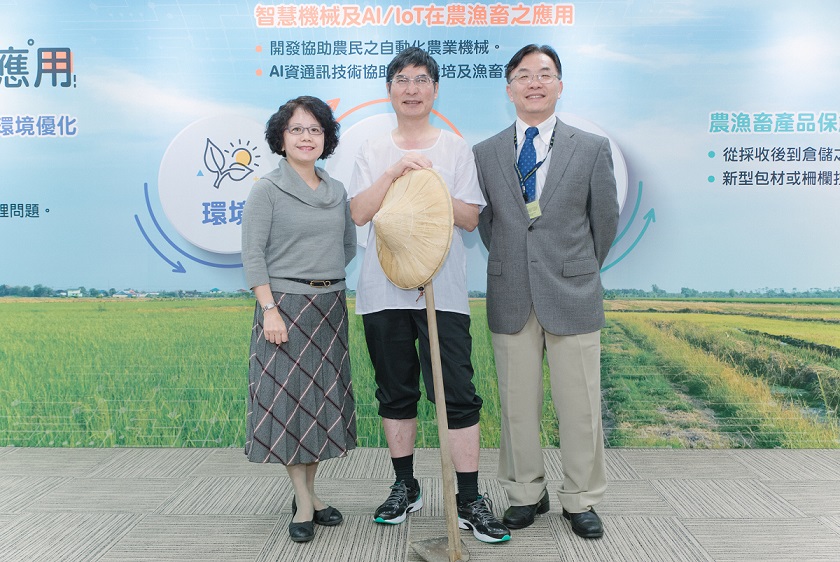 科技部部長陳良基(中)、行政院農業委員會科技處李紅曦副處長(左)、科技部生科司司長莊偉哲(右)今日在記者會中合影。 圖:科技部提供 科技部部長陳良基(中)、行政院農業委員會科技處李紅曦副處長(左)、科技部生科司司長莊偉哲(右)今日在記者會中合影。 圖:科技部提供