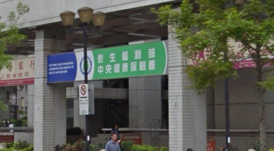 健保暑開始針對定額制政策討論,今(12)天公布了一項聲明,考量健保的資源有限及使用者付費,將研議依健保法第43條採「定率制」計收部分負擔之可行性,參考現行整體保險對象就醫情形,同時考量經濟弱勢民眾及重症病患之就醫權益,但會制訂部分負擔上限以為配套。 健保暑開始針對定額制政策討論,今(12)天公布了一項聲明,考量健保的資源有限及使用者付費,將研議依健保法第43條採「定率制」計收部分負擔之可行性,參考現行整體保險對象就醫情形,同時考量經濟弱勢民眾及重症病患之就醫權益,但會制訂部分負擔上限以為配套。