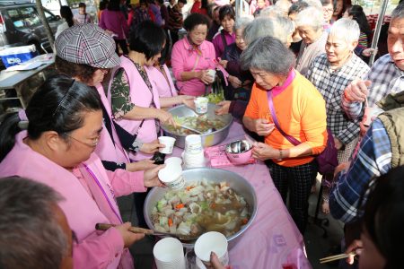 民眾排隊等著來上一碗熱呼呼的羊肉料理 圖/嘉義縣政府 民眾排隊等著來上一碗熱呼呼的羊肉料理 圖/嘉義縣政府