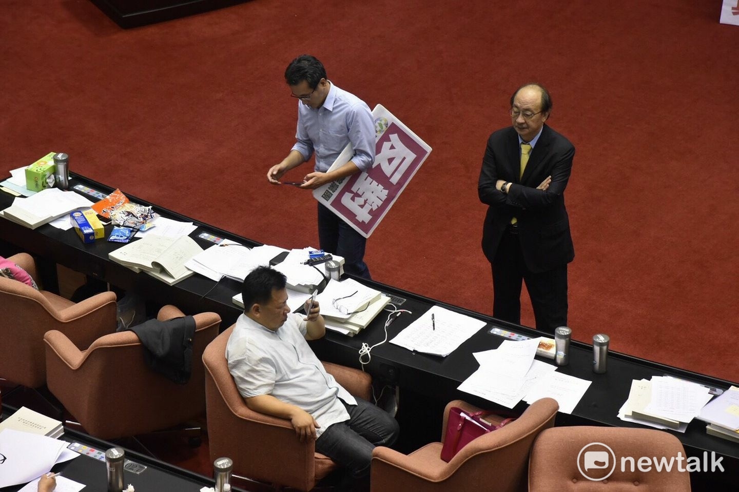 促轉條例三讀通過,民進黨立院黨總召柯建銘在臉書貼文表示,「沒有真相,沒有原諒,歷史可以被原諒,但絕不能被忘記」,促轉條例不是要鬥爭國民黨、也不是要鞭屍蔣介石、更不是要撕裂社會,或許在追求真相的過程當中,難免會有摩擦與痛苦,但最後定能夠撫平臺灣族群間的傷痛,就有如清創手術般,沒有歷經切除壞死組織的痛苦,絕對不可能恢復健康。 促轉條例三讀通過,民進黨立院黨總召柯建銘在臉書貼文表示,「沒有真相,沒有原諒,歷史可以被原諒,但絕不能被忘記」,促轉條例不是要鬥爭國民黨、也不是要鞭屍蔣介石、更不是要撕裂社會,或許在追求真相的過程當中,難免會有摩擦與痛苦,但最後定能夠撫平臺灣族群間的傷痛,就有如清創手術般,沒有歷經切除壞死組織的痛苦,絕對不可能恢復健康。