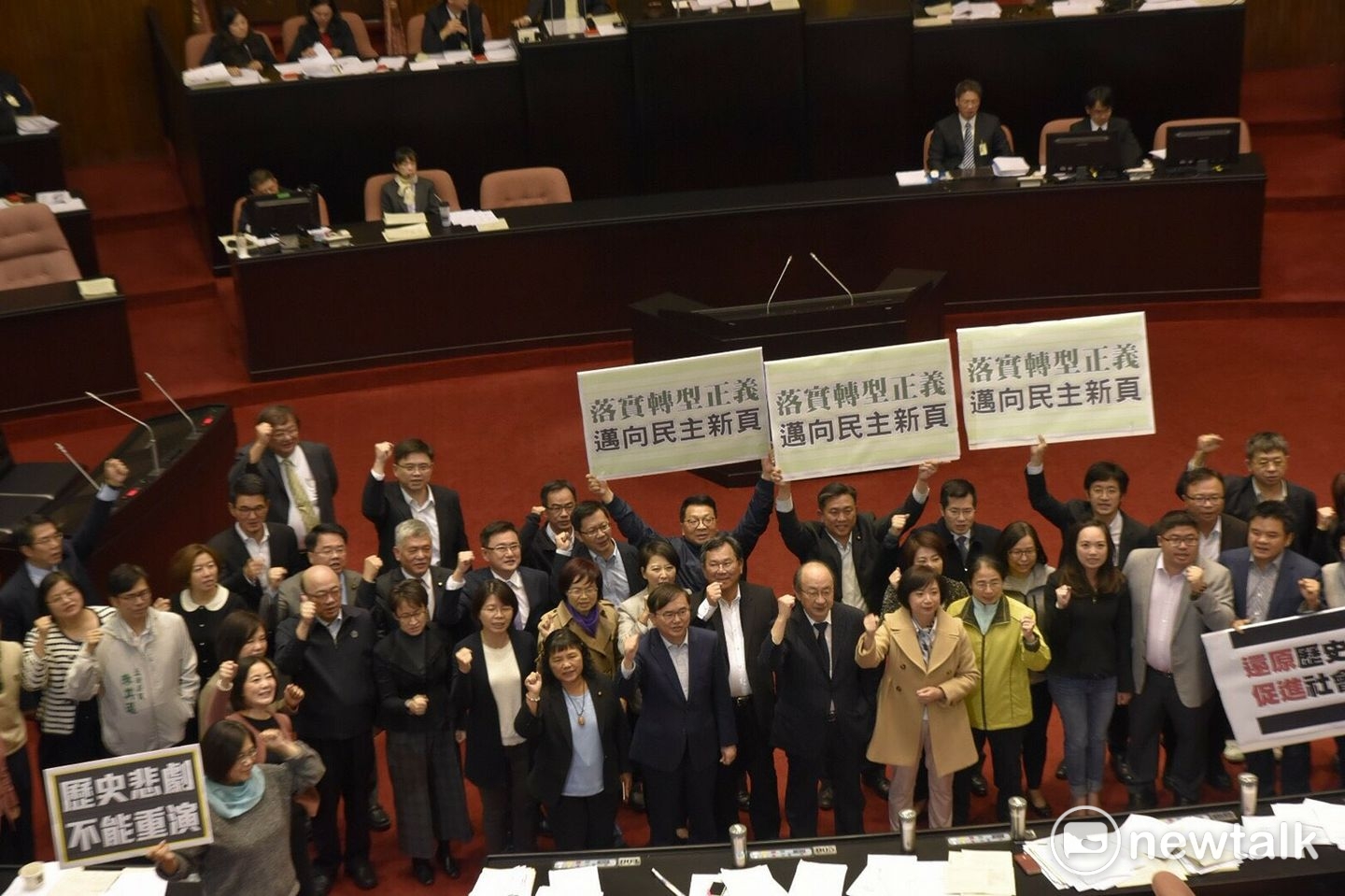 促轉條例三讀通過,民進黨立院黨總召柯建銘在臉書貼文表示,「沒有真相,沒有原諒,歷史可以被原諒,但絕不能被忘記」,促轉條例不是要鬥爭國民黨、也不是要鞭屍蔣介石、更不是要撕裂社會,或許在追求真相的過程當中,難免會有摩擦與痛苦,但最後定能夠撫平臺灣族群間的傷痛,就有如清創手術般,沒有歷經切除壞死組織的痛苦,絕對不可能恢復健康。 促轉條例三讀通過,民進黨立院黨總召柯建銘在臉書貼文表示,「沒有真相,沒有原諒,歷史可以被原諒,但絕不能被忘記」,促轉條例不是要鬥爭國民黨、也不是要鞭屍蔣介石、更不是要撕裂社會,或許在追求真相的過程當中,難免會有摩擦與痛苦,但最後定能夠撫平臺灣族群間的傷痛,就有如清創手術般,沒有歷經切除壞死組織的痛苦,絕對不可能恢復健康。