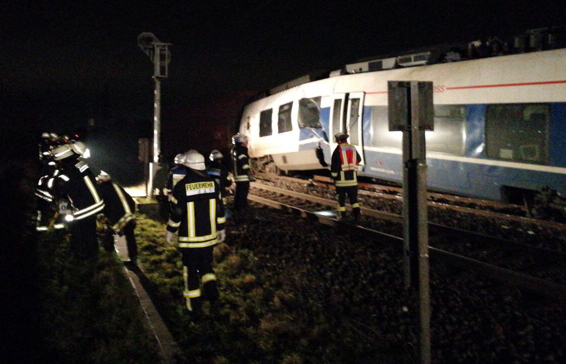 德國梅爾布施州1處火車站附近,發生火車車禍,警消正全力搶救,所幸受傷的47人都沒有生命危險。 德國梅爾布施州1處火車站附近,發生火車車禍,警消正全力搶救,所幸受傷的47人都沒有生命危險。