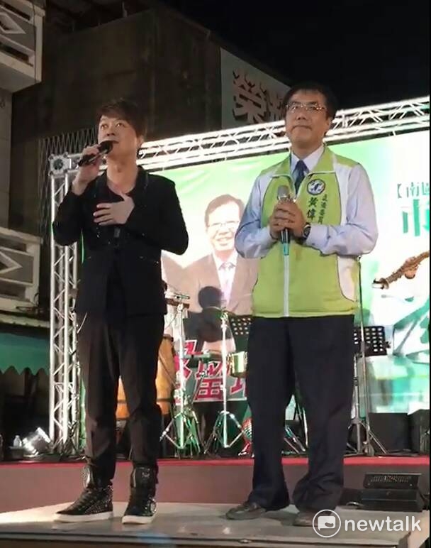 黃偉哲日前在造勢大會中與台語歌手翁立友合唱他最喜歡的歌曲「堅持」,宣示自己從政走大道的決心。 黃偉哲日前在造勢大會中與台語歌手翁立友合唱他最喜歡的歌曲「堅持」,宣示自己從政走大道的決心。