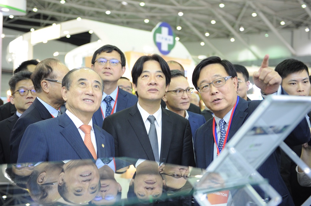 行政院長賴清德7日下午參觀「2017台灣醫療科技展」。左為前立法院長王金平。 行政院長賴清德7日下午參觀「2017台灣醫療科技展」。左為前立法院長王金平。