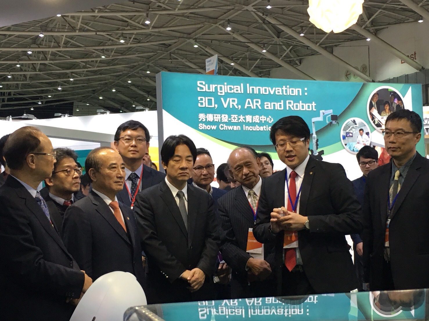 首屆醫療科技展今天正式登場,行政院長賴清德下午在生策中心董事長王金平陪同下,聽取秀傳黃明和總裁介紹秀傳醫療與台灣科技的成果。 首屆醫療科技展今天正式登場,行政院長賴清德下午在生策中心董事長王金平陪同下,聽取秀傳黃明和總裁介紹秀傳醫療與台灣科技的成果。
