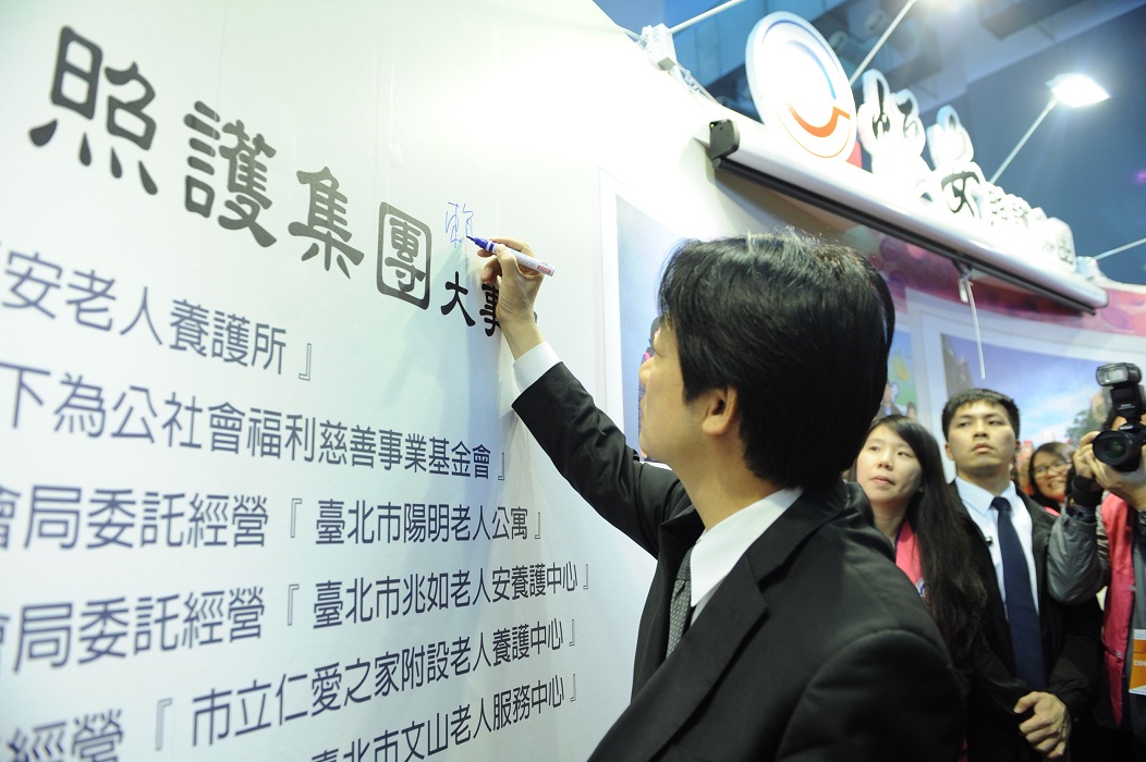 行政院長賴清德今(7)天參觀「2017台灣醫療科技展」。 圖:行政院/提供 行政院長賴清德今(7)天參觀「2017台灣醫療科技展」。 圖:行政院/提供