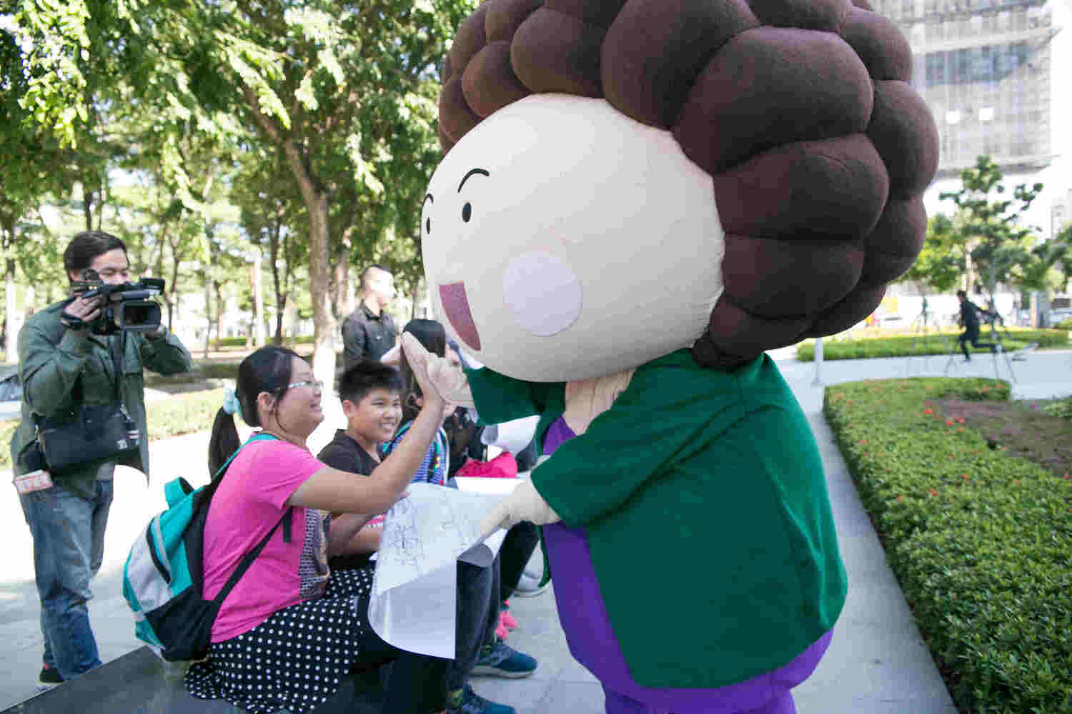 花媽人偶帶著高雄市2018特色年曆,在總圖前快閃發放。 花媽人偶帶著高雄市2018特色年曆,在總圖前快閃發放。