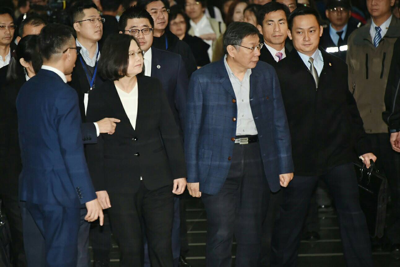 台北市長柯文哲上午出席台灣科技醫療展,與總統蔡英文兩人互動冷。 台北市長柯文哲上午出席台灣科技醫療展,與總統蔡英文兩人互動冷。