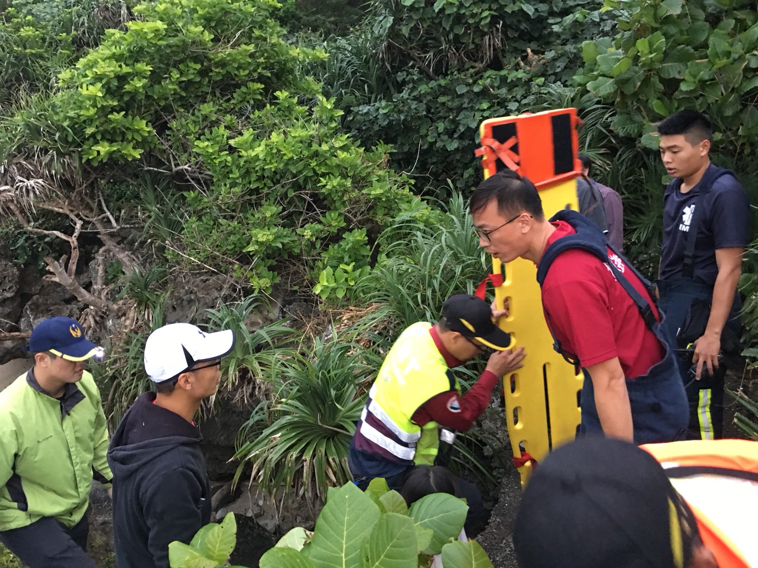 一名國中生至墾丁參加畢旅,讓路不慎,失足掉落2米深石洞內,所幸經消防隊救援成功脫險。 圖:屏東縣消防局/提供 一名國中生至墾丁參加畢旅,讓路不慎,失足掉落2米深石洞內,所幸經消防隊救援成功脫險。 圖:屏東縣消防局/提供