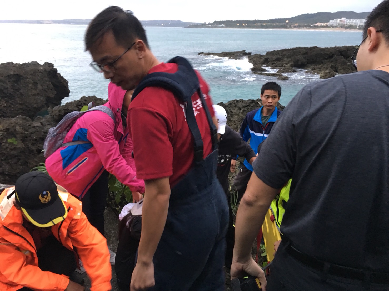 一名國中生至墾丁參加畢旅,讓路不慎,失足掉落2米深石洞內,所幸經消防隊救援成功脫險。 圖:屏東縣消防局/提供 一名國中生至墾丁參加畢旅,讓路不慎,失足掉落2米深石洞內,所幸經消防隊救援成功脫險。 圖:屏東縣消防局/提供