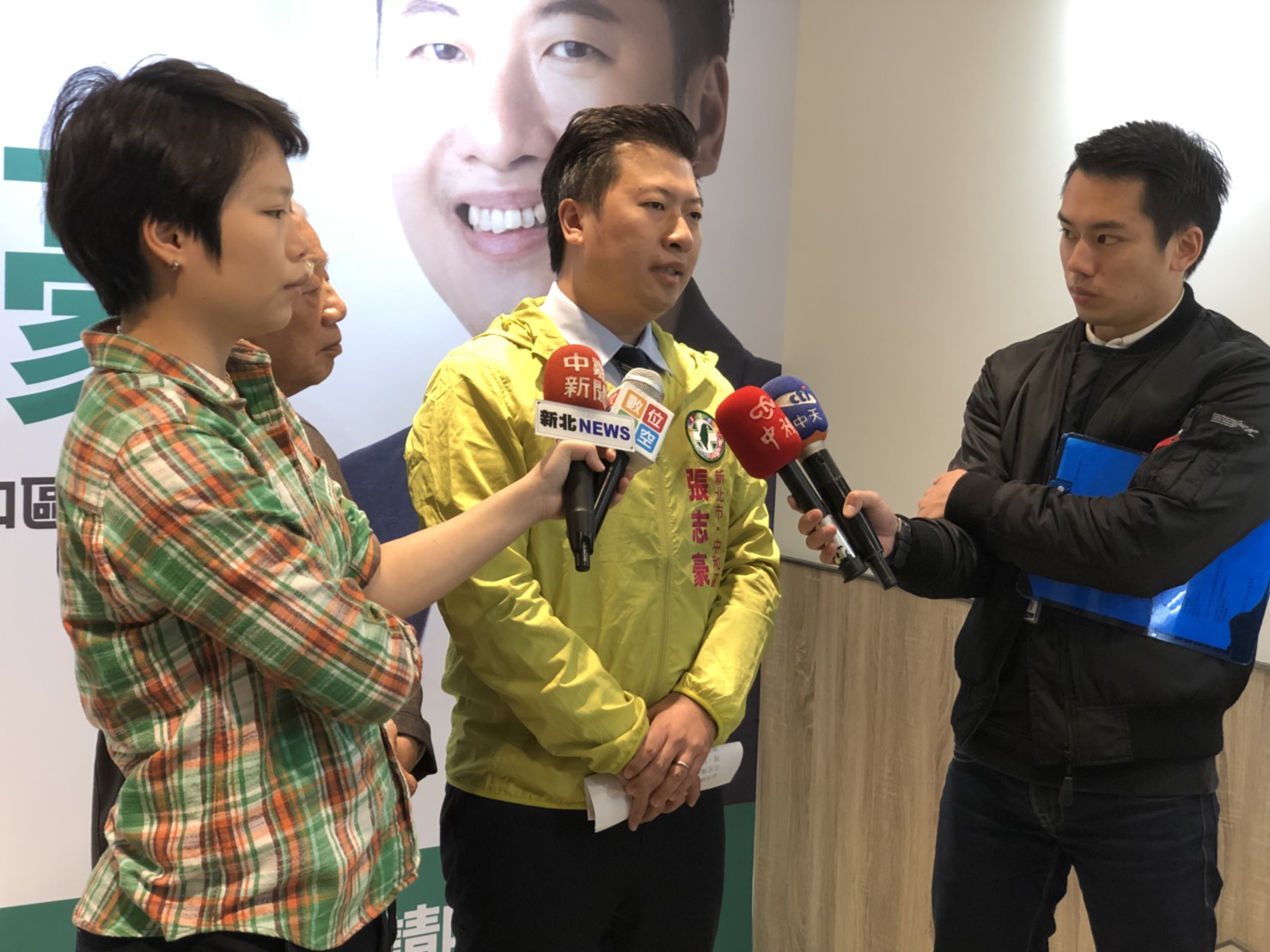 中和區長柯慶忠傳簡訊給里長,內容遭外界質疑;圖為中和區公所 11月辦土地公文化祭,侯友宜、柯慶忠及兩位國民黨議員陳錦錠、邱烽堯參與行前記者會。 中和區長柯慶忠傳簡訊給里長,內容遭外界質疑;圖為中和區公所 11月辦土地公文化祭,侯友宜、柯慶忠及兩位國民黨議員陳錦錠、邱烽堯參與行前記者會。