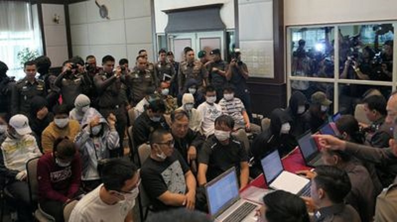 泰國警方近期陸續破獲跨國電信詐騙集團,警方今天召
破案開記者會,其中3名台灣車手(左前)接受訊問。 泰國警方近期陸續破獲跨國電信詐騙集團,警方今天召
破案開記者會,其中3名台灣車手(左前)接受訊問。