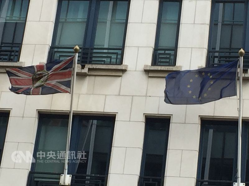 英國和歐洲聯盟達成脫歐協議,為最渴望達成的貿易談判打開大門。圖為英國國旗和歐盟旗幟。 圖 : 中央社 英國和歐洲聯盟達成脫歐協議,為最渴望達成的貿易談判打開大門。圖為英國國旗和歐盟旗幟。 圖 : 中央社