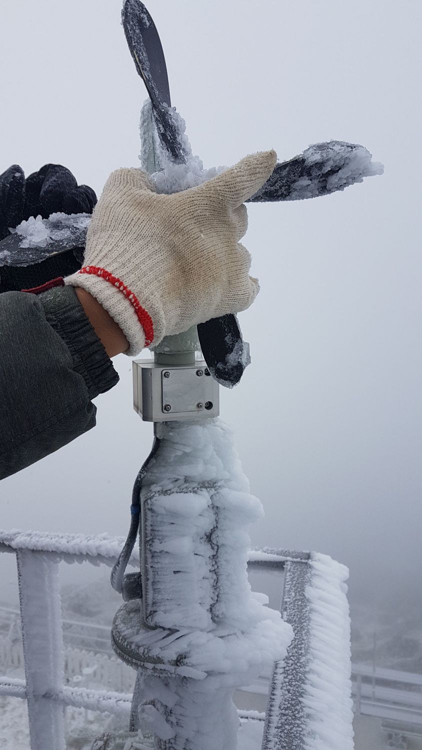 觀測器材都已結冰。 圖:中央氣象局提供 觀測器材都已結冰。 圖:中央氣象局提供