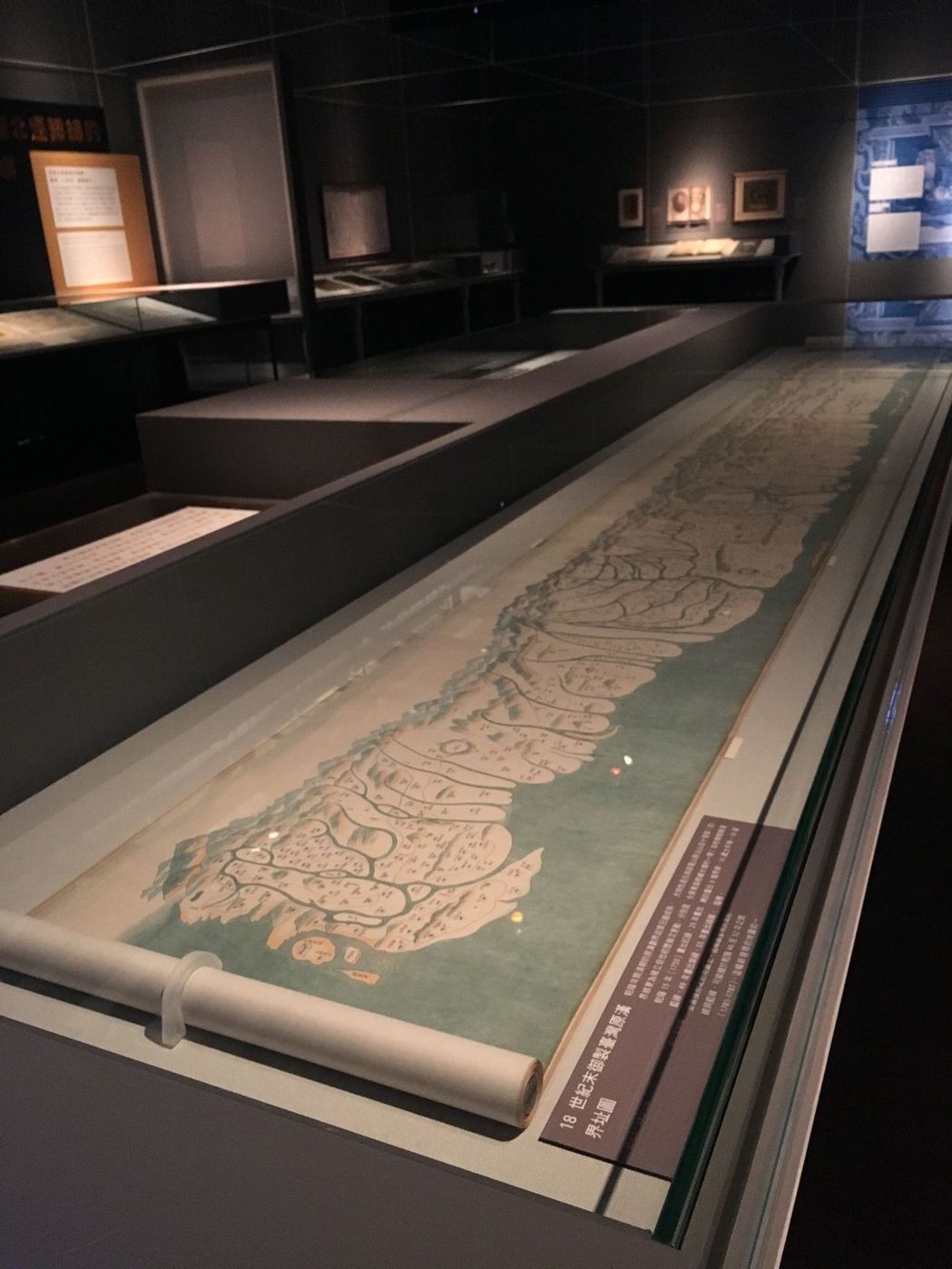 台史博表示,這次特展有別於傳統的地圖展,除了帶觀眾從地圖中看見這塊土地在不同族群、時代下的多元歷史樣貌,也進一步結合常民生活圖繪、藝術作品等,帶觀眾認識平面圖像維度外常民真實生活樣貌,從歷史、生活、藝術等多元觀點看見地圖的多樣面貌。 圖:台史博/提供 台史博表示,這次特展有別於傳統的地圖展,除了帶觀眾從地圖中看見這塊土地在不同族群、時代下的多元歷史樣貌,也進一步結合常民生活圖繪、藝術作品等,帶觀眾認識平面圖像維度外常民真實生活樣貌,從歷史、生活、藝術等多元觀點看見地圖的多樣面貌。 圖:台史博/提供