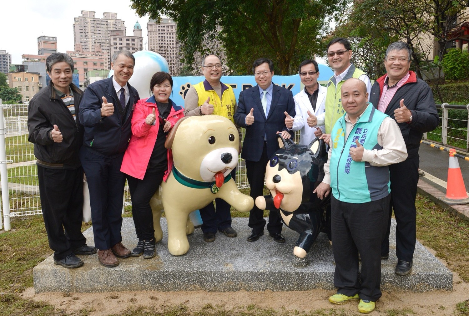 鄭文燦表示,桃園積極推行動保政策,動物保護教育園區改建工程預計在明年7月完工,將可收容1,150隻犬貓。桃樂動保志工已有1,170位,協助鄰里間犬貓絕育、狂犬病預防注射、晶片植入等措施,讓動保政策走入社區,成效很好。 圖:桃園市政府/提供 鄭文燦表示,桃園積極推行動保政策,動物保護教育園區改建工程預計在明年7月完工,將可收容1,150隻犬貓。桃樂動保志工已有1,170位,協助鄰里間犬貓絕育、狂犬病預防注射、晶片植入等措施,讓動保政策走入社區,成效很好。 圖:桃園市政府/提供