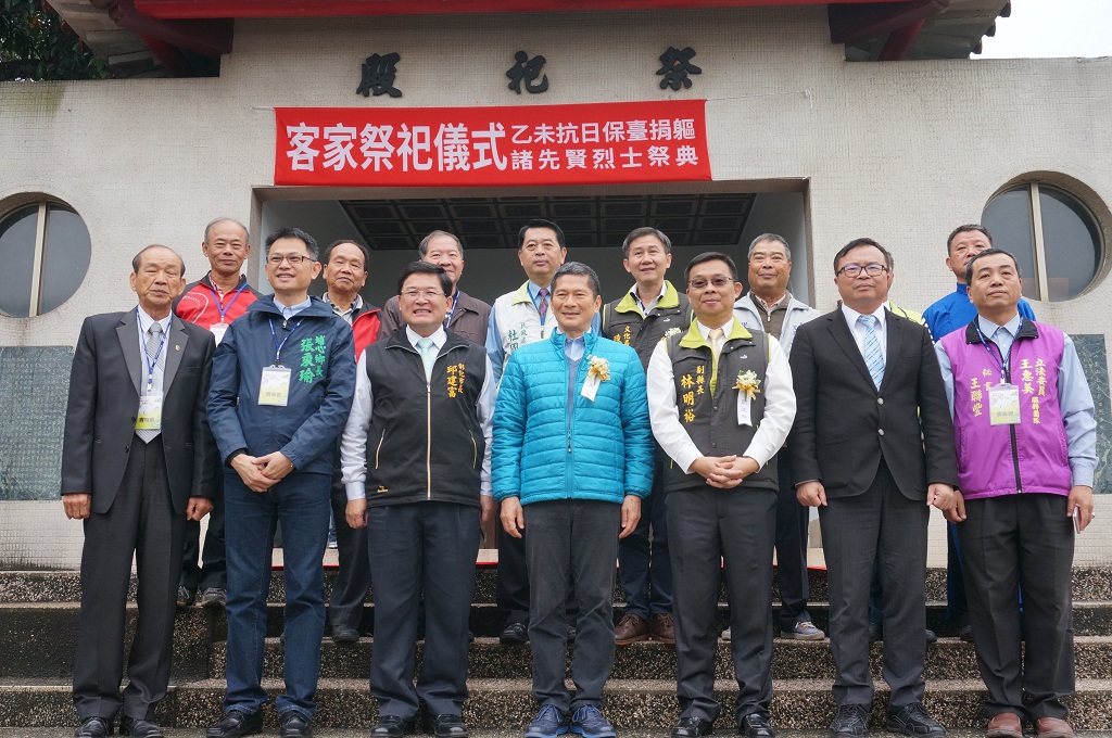 李永得出席客家文化節,並於祭典後與彰化縣(前排左二起)埔心鄉長張乘瑜、彰化市長邱建富、彰化副縣長林明裕、立法委員洪宗熠等人合照。 圖:客委會/提供 李永得出席客家文化節,並於祭典後與彰化縣(前排左二起)埔心鄉長張乘瑜、彰化市長邱建富、彰化副縣長林明裕、立法委員洪宗熠等人合照。 圖:客委會/提供
