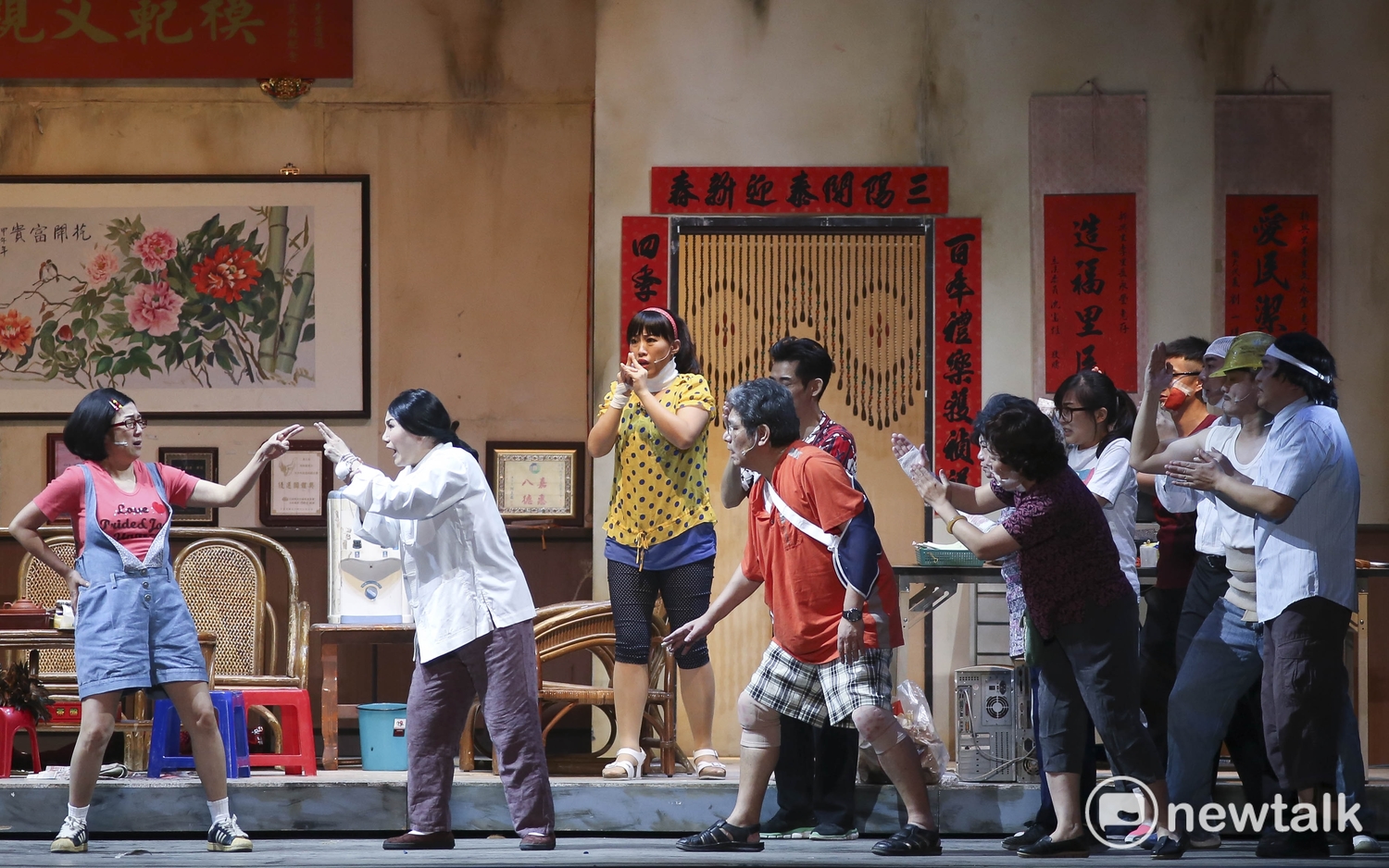 綠光劇團台灣戲劇野台工程「人間條件一」,今(九)日晚上在高雄衛武營都會公園中央草坪開演,盛況空前。 圖:張大魯/攝 綠光劇團台灣戲劇野台工程「人間條件一」,今(九)日晚上在高雄衛武營都會公園中央草坪開演,盛況空前。 圖:張大魯/攝