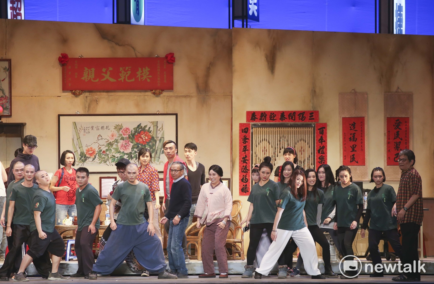 綠光劇團台灣戲劇野台工程「人間條件一」,今(九)日晚上在高雄衛武營都會公園中央公園演出,吳念真與唐美雲及劇團大跳抖肩舞。 圖:張大魯/攝 綠光劇團台灣戲劇野台工程「人間條件一」,今(九)日晚上在高雄衛武營都會公園中央公園演出,吳念真與唐美雲及劇團大跳抖肩舞。 圖:張大魯/攝