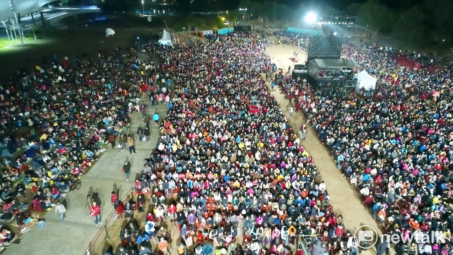 綠光劇團台灣戲劇野台工程「人間條件一」,今(九)日晚上在高雄衛武營都會公園中央公園演出,空拍機現場,兩萬觀眾場面壯觀。 圖:張大魯/攝 綠光劇團台灣戲劇野台工程「人間條件一」,今(九)日晚上在高雄衛武營都會公園中央公園演出,空拍機現場,兩萬觀眾場面壯觀。 圖:張大魯/攝