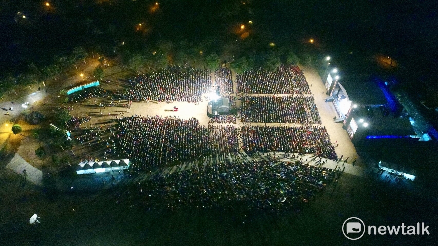 綠光劇團台灣戲劇野台工程「人間條件一」,今(九)日晚上在高雄衛武營都會公園中央公園演出,空拍機現場,兩萬觀眾場面壯觀. 圖:張大魯/攝 綠光劇團台灣戲劇野台工程「人間條件一」,今(九)日晚上在高雄衛武營都會公園中央公園演出,空拍機現場,兩萬觀眾場面壯觀. 圖:張大魯/攝