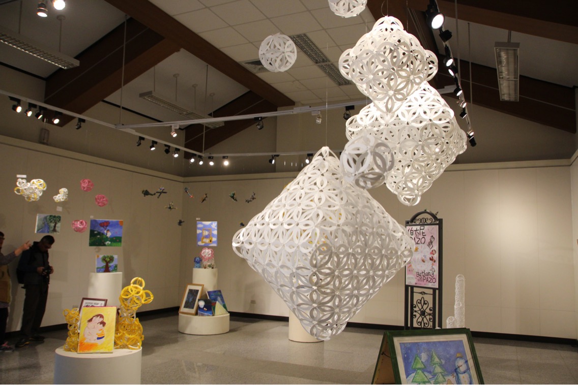 今(9)日在台中港區藝術中心展開「伯大尼遇上PAZO特展」。展至12月31日。展覽區分成四個層次,包括大型PAZO創作區、PAZO概念陳列區、畫作展示區以及天花板裝置藝術展示區,展現孩子們天馬行空的想像力,繪出心中對家的期待。 圖:台中市府提供 今(9)日在台中港區藝術中心展開「伯大尼遇上PAZO特展」。展至12月31日。展覽區分成四個層次,包括大型PAZO創作區、PAZO概念陳列區、畫作展示區以及天花板裝置藝術展示區,展現孩子們天馬行空的想像力,繪出心中對家的期待。 圖:台中市府提供